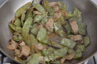 Stir-fried Eyebrow Peas with Pork Belly, A Strong Home Taste recipe