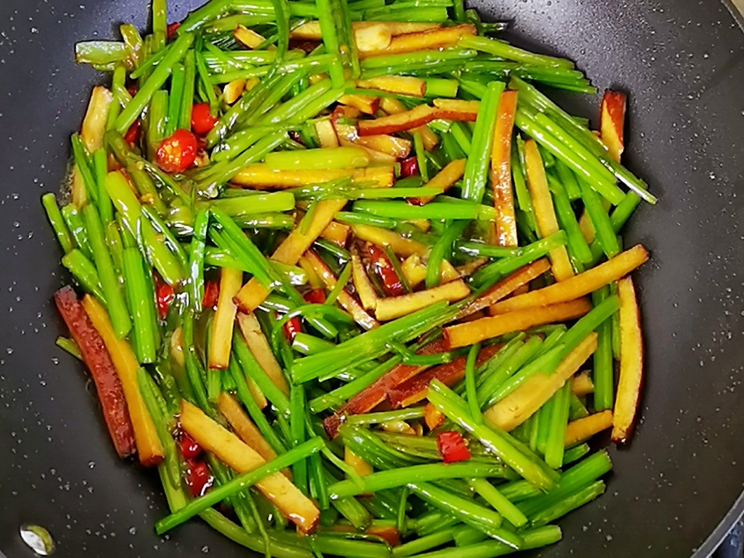 Stir-fry Celery for Fragrant and Dry, Should We Fry Celery First or Fry for Fragrant Dry First? recipe