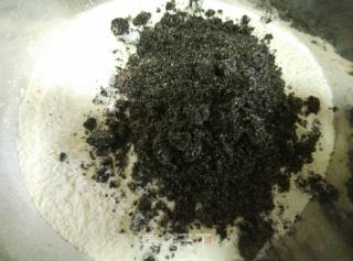 Baked Bun with Black Sesame and Raisins recipe