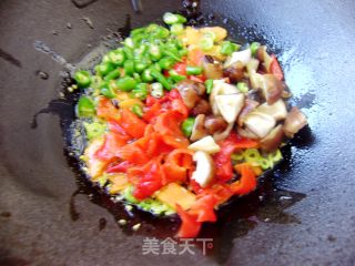 [made of Fried Noodles with Fried Sauce] Colorful Cat's Ear Fried Noodles with Fried Sauce recipe