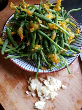 Stir-fried Cucumber Flowers with Minced Garlic recipe