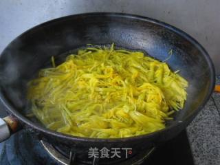 Garlic Pepper Mixed with Yellow Flowers recipe