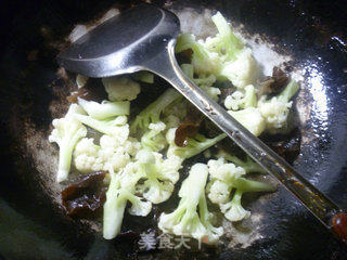 Stir-fried Cauliflower with Black Fungus and Shrimp recipe