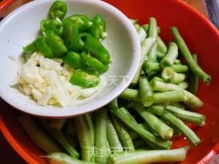 Stir-fried Cowpea with Pork Neck recipe