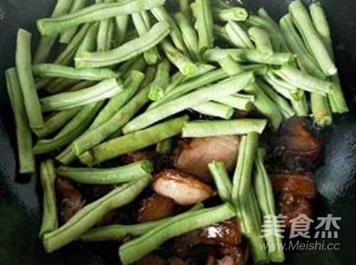 Braised Noodles with Beans recipe