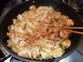 Stir-fried Hor Fun with Green Vegetables and Shrimp recipe