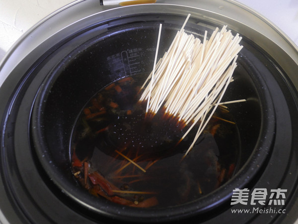 Braised Noodles with Green Pepper and Pork recipe