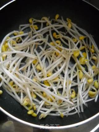 Bean Sprouts Stewed Crucian recipe