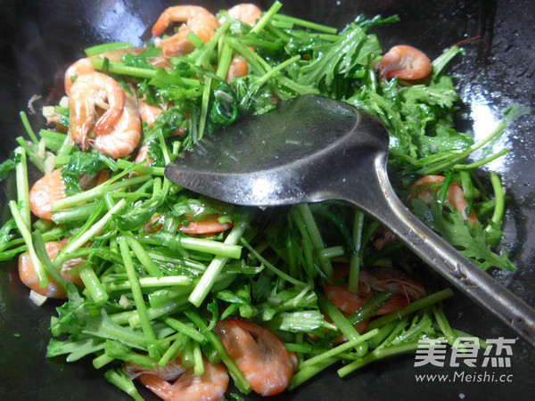 Stir Fried Chrysanthemum with Fresh Shrimp recipe