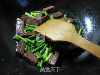 Stir-fried Goose Blood with Garlic Stalks recipe