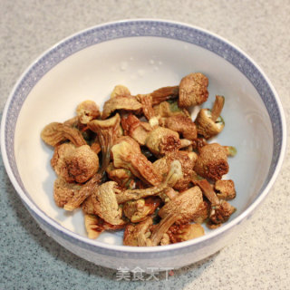 Make A Good Soup for The Family with Heart ----- Stewed Chicken with Matsutake recipe