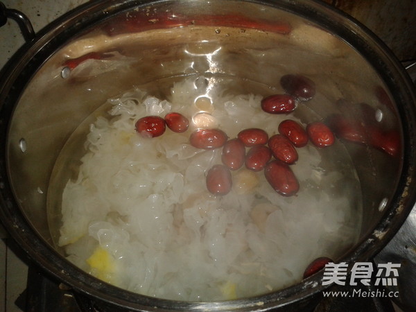Red Dates, Longan and Tremella Soup recipe