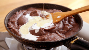 Start Making Egg Yolk Crisps from Fried Red Bean Paste (video) recipe