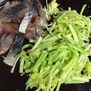 Stir-fried Cured Fish with Celery recipe