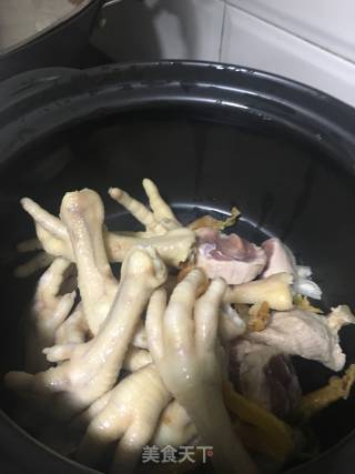 Beauty Soup (chicken Feet in Pot with Flower Maw) recipe