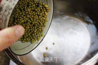 Refreshing Through Bitter Summer-mung Bean, Lotus Seed and Barley Soup recipe