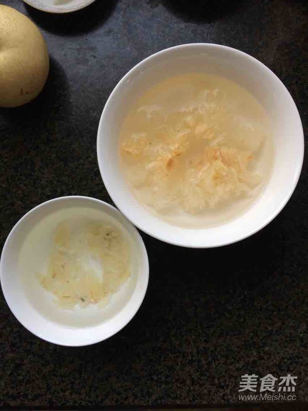 Tremella Lily and Autumn Pear Soup recipe