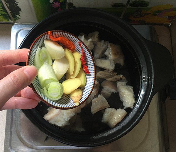 Braised Pork Trotter with Radish recipe