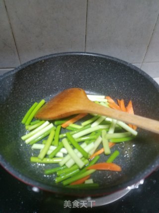 Stir-fried Beef Tenderloin with Garlic Stalks recipe