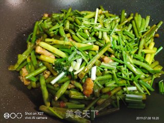 Stir-fried Garlic Sprouts with Sliced Pork recipe