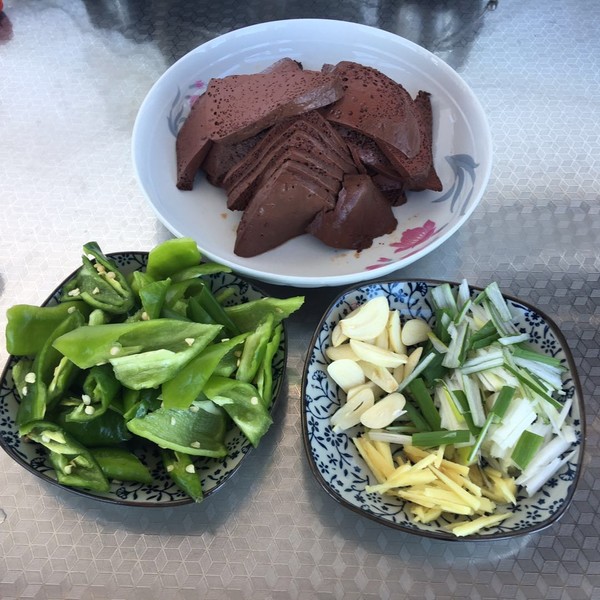 Stir-fried Chili with Pork Blood Tofu recipe