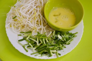 Stir-fried Hor Fun with Leek and Bean Sprouts recipe