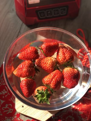 Strawberry Milkshake Has A Healthy and Beautiful Face, and It is Booming for A New Year! recipe