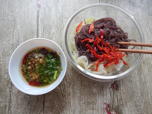 Cabbage Mixed with Purple Sweet Potato Vermicelli recipe