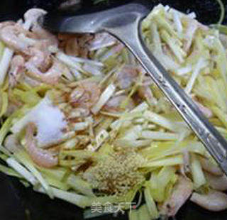 Stir-fried White Shrimp with Leek Sprouts recipe