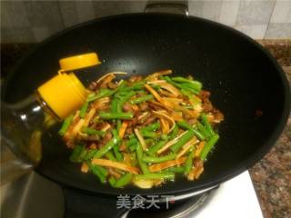 Stir-fried Shredded Pork with Cowpeas recipe