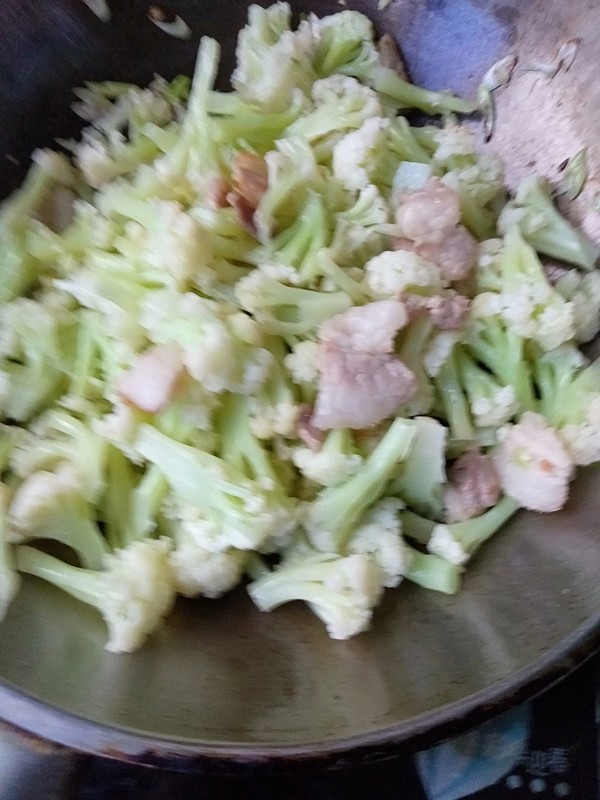 Stir-fried Organic Cauliflower with Meat recipe