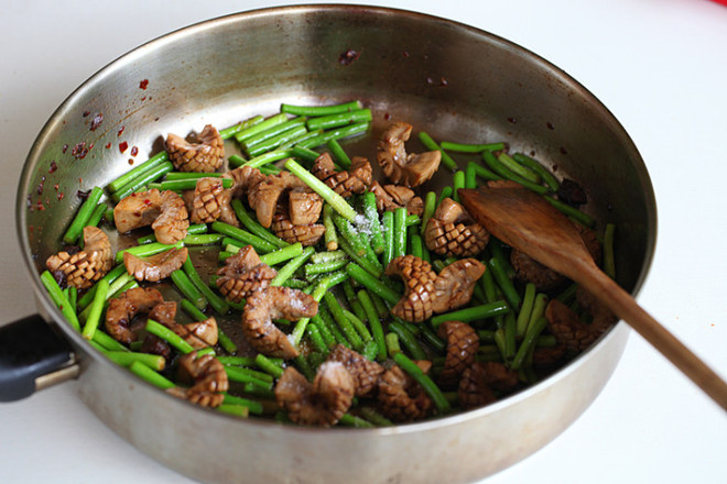 Stir-fried Kidney with Garlic Stalks recipe