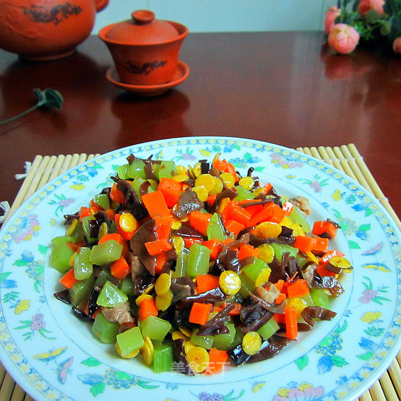 Home-style Stir-fry-four-vegetable Fried Diced Pork recipe