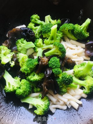 Scrambled Eggs with Broccoli, Seafood, Mushroom and Fungus recipe