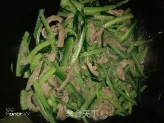 Fried Pork Tendon with Cucumber recipe