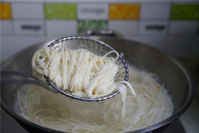 Noodle Soup with Sprouts, Carrot and Shredded Pork recipe