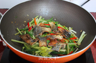 Stir-fried Dried Preserved Fish with Colored Pepper recipe