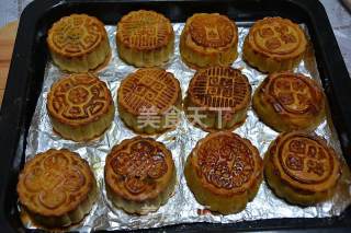 Cantonese Egg Yolk Mooncake recipe