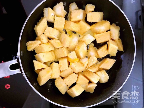 Sausage and Melon Slices Fried Golden Buns recipe