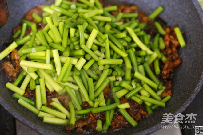 Stir-fried Shredded Pork with Garlic Stalks recipe