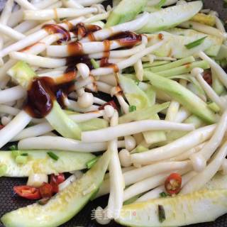 Stir-fried Loofah with White Jade Mushroom recipe