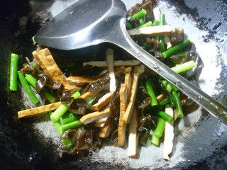 Stir-fried Garlic Sprouts with Dried Black Fungus recipe