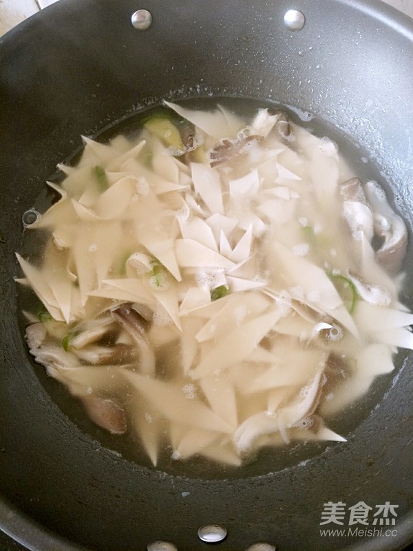 Oyster Mushroom Sliced Noodles recipe