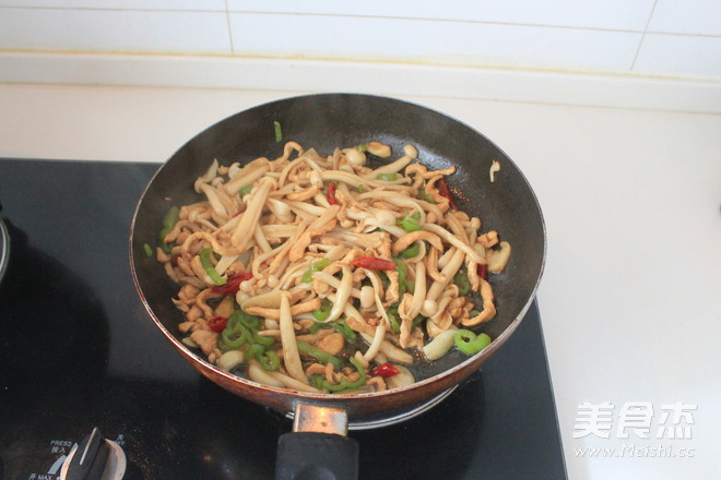 Stir-fried Shredded Chicken with Seafood and Mushroom in Oyster Sauce recipe