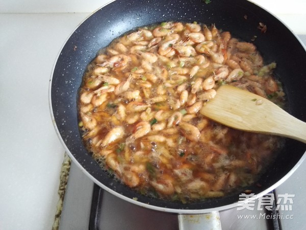 Stir-fried River Prawns with Garlic Leaves recipe