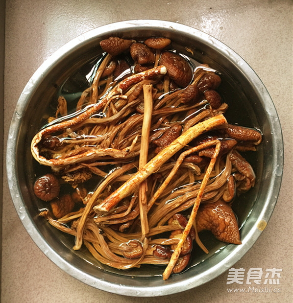 Five Fingers Hairy Peach Tea Tree Ru Pork Rib Soup recipe