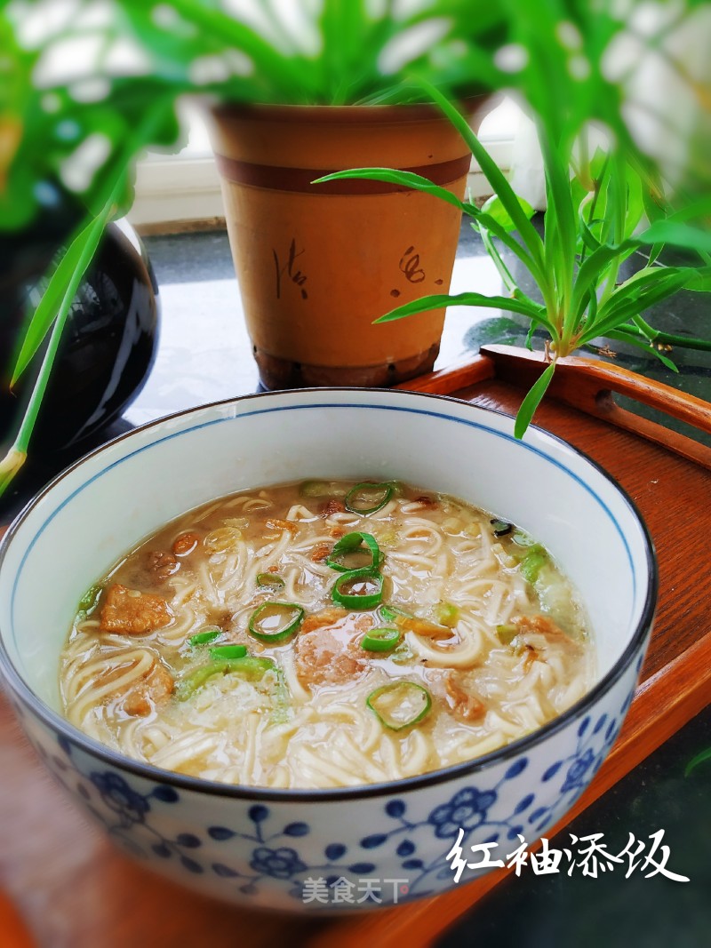 Loofah Shredded Pork Noodles recipe