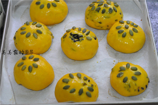 Pumpkin Mixed Bean Buns recipe