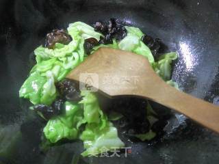 Stir-fried Cabbage with Black Fungus recipe
