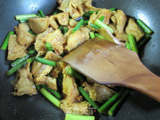 Stir-fried Roasted Bran with Garlic Sprouts recipe